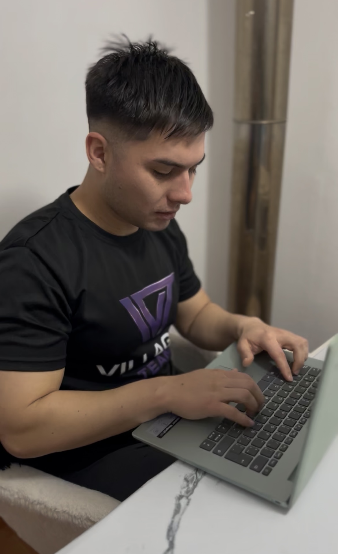 Gustavo Villagra trabajando en el seguimiento de la asesoría online